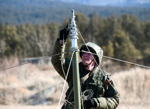 Rus hərbçilər Ukrayna Silahlı Qüvvələrinin telefonlarını 30 km radiusda BLOKLAYIR