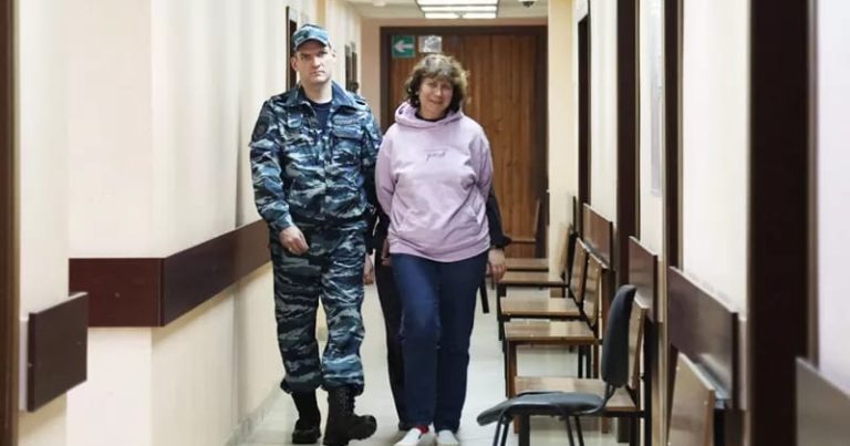 Putinin valideynlərinin məzarına məktub qoyan qadına CİNAYƏT İŞİ – DETALLAR Putinin valideynlərinin məzarına məktub qoyan qadına CİNAYƏT İŞİ – DETALLAR