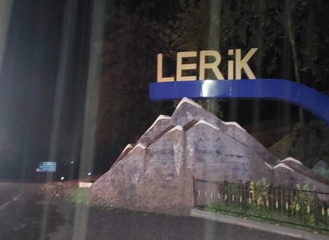 Lerikdə avtomobil dumanlı havada dərəyə yuvarlandı