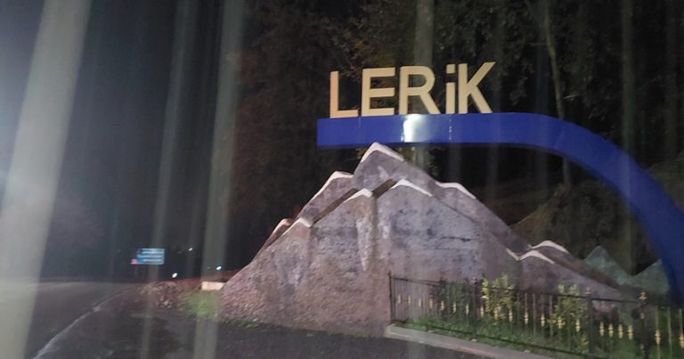 Lerikdə avtomobil dumanlı havada dərəyə yuvarlandı Lerikdə avtomobil dumanlı havada dərəyə yuvarlandı