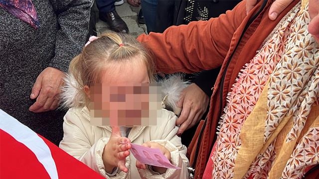 Mədəndəki partlayışda atasını itirən balaca qızın görüntüləri ürəkləri dağladı – VİDEO Mədəndəki partlayışda atasını itirən balaca qızın görüntüləri ürəkləri dağladı – VİDEO