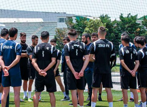 Rəşad Sadıqov qovduğu futbolçuları bağışladı