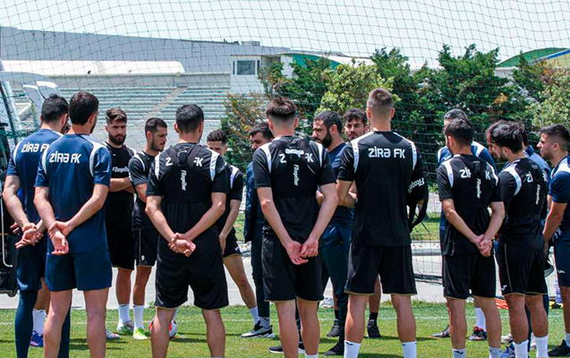 Rəşad Sadıqov qovduğu futbolçuları bağışladı