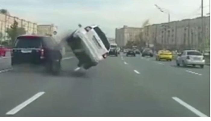 Deputatın “Range Rover”ini vurdular: özü içində olub – VİDEO Deputatın “Range Rover”ini vurdular: özü içində olub – VİDEO