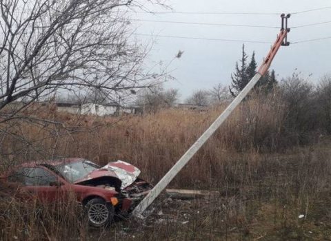 Yük avtomobili elektrik dirəyinə çırpıldı: Xəsarət alanlar var