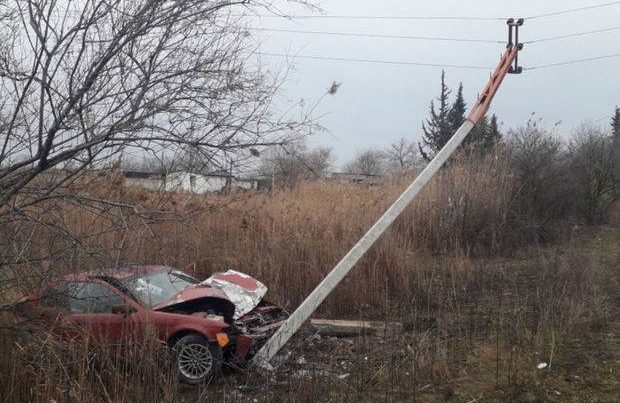 Yük avtomobili elektrik dirəyinə çırpıldı: Xəsarət alanlar var Yük avtomobili elektrik dirəyinə çırpıldı: Xəsarət alanlar var