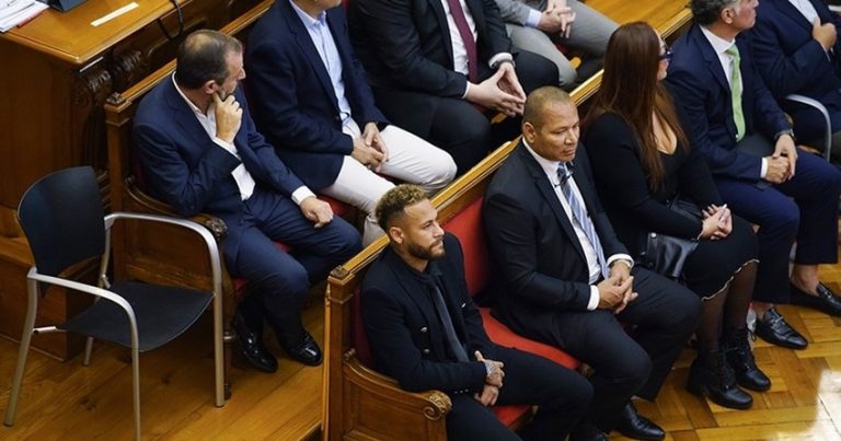 Neymar məhkəmədə ifadə verdi Neymar məhkəmədə ifadə verdi