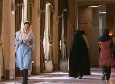 Ərdəbildə tələbələr universitetdə qızlarla oğlanlar bölməsini ayıran arakəsməni dağıtdılar – VİDEO