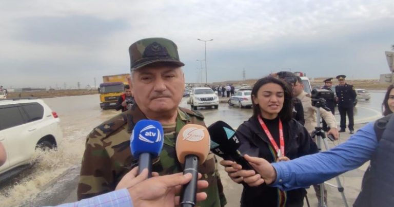 General magistral su xəttində baş vermiş qəza yerinə getdi General magistral su xəttində baş vermiş qəza yerinə getdi