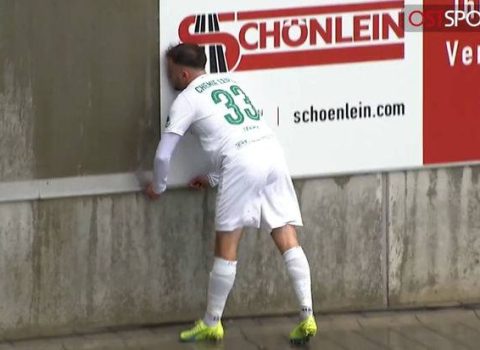 Futbolçu matç zamanı başını beton divara çırpdı – VİDEO