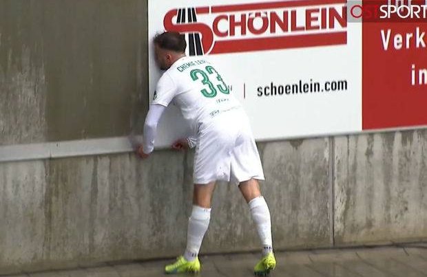 Futbolçu matç zamanı başını beton divara çırpdı – VİDEO Futbolçu matç zamanı başını beton divara çırpdı – VİDEO