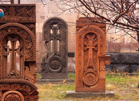 Ermənistanda qanunsuz quraşdırılmış xaçlar və xaçkarlar SÖKÜLÜR – FOTO