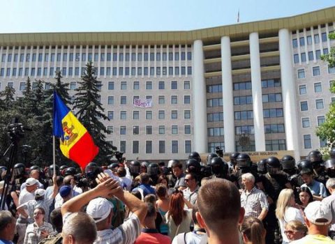 Kişinyovda irimiqyaslı mitinq başladı