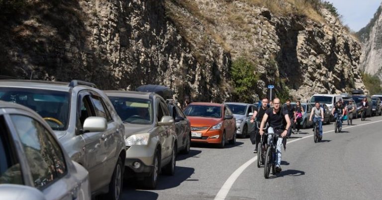 Rusiyadan Gürcüstana getmək istəyən 180-dən çox şəxs sərhəddə ÇAĞIRIŞ VƏRƏQƏSİ ALDI Rusiyadan Gürcüstana getmək istəyən 180-dən çox şəxs sərhəddə ÇAĞIRIŞ VƏRƏQƏSİ ALDI