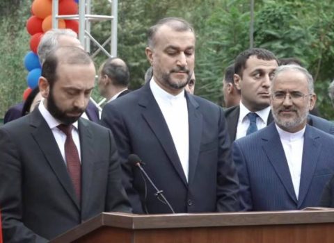 Erməni jurnalist: “Siyasətdə yetimin baxışı belə olur” – FOTO