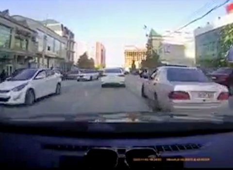 Bakıda saatda 12 ilə gedən avtomobil belə aşdı – VİDEO