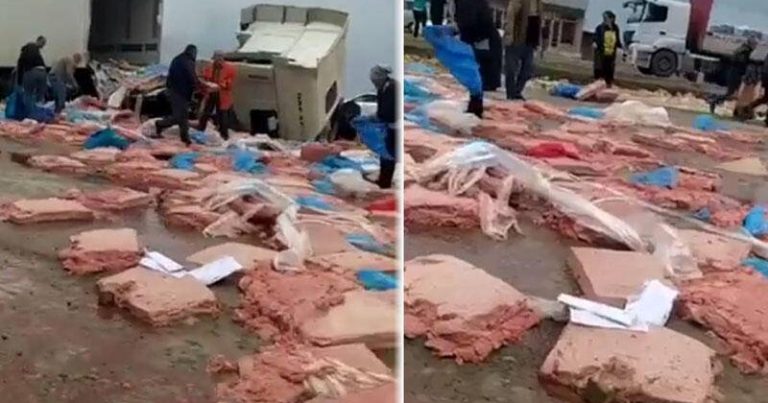 Siyəzəndə qəzada yola dağılan kolbasa ətlərini vətəndaşlar belə daşıdılar – VİDEO Siyəzəndə qəzada yola dağılan kolbasa ətlərini vətəndaşlar belə daşıdılar – VİDEO
