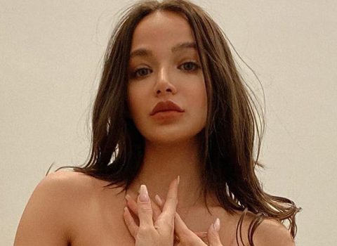 Azərbaycanlı modelin başına “TikTok”da pullar səpdilər – 2000 dollar / VİDEO