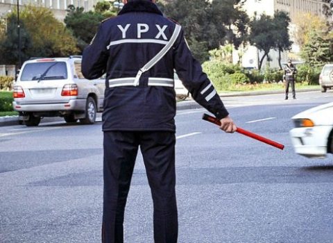 Yol polisini bıçaqlamaq istəyən sürücü saxlanıldı