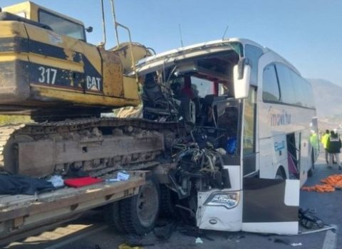 TIR aşdı: 3 nəfər öldü