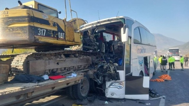 TIR aşdı: 3 nəfər öldü TIR aşdı: 3 nəfər öldü