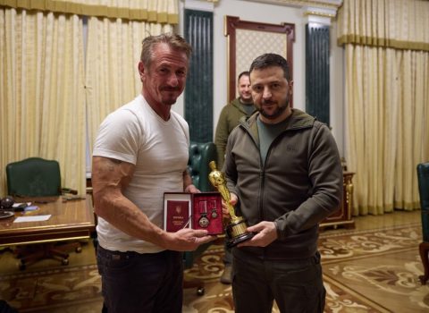 Hollivud ulduzu öz “Oskar”ını Zelenskiyə hədiyyə etdi – FOTO