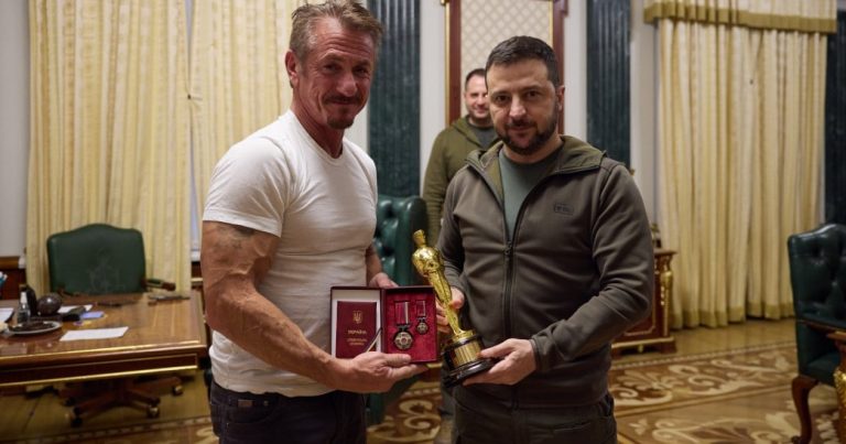 Hollivud ulduzu öz “Oskar”ını Zelenskiyə hədiyyə etdi – FOTO Hollivud ulduzu öz “Oskar”ını Zelenskiyə hədiyyə etdi – FOTO