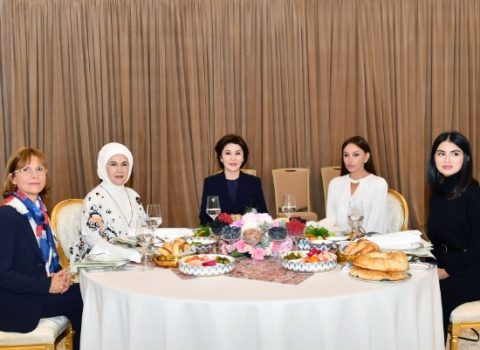 Birinci xanım Səmərqənddə təşkil olunan naharda iştirak etdi – FOTO
