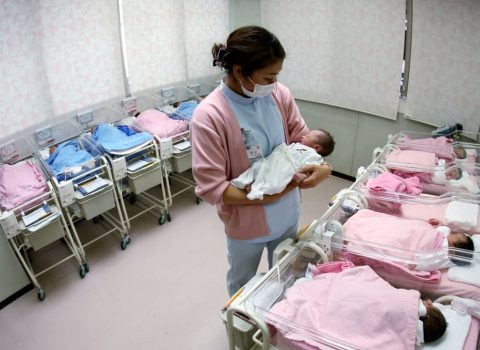 Bu ölkədə doğuşların sayı rekord səviyyədə aşağı düşdü