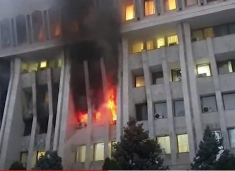 Qırğızıstan parlamentində yanğın: Bina boşaldıldı
