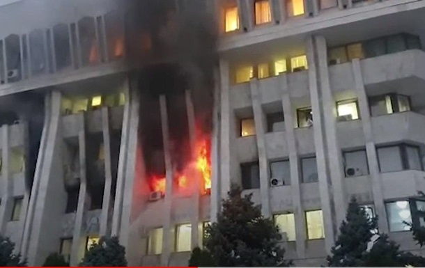 Qırğızıstan parlamentində yanğın: Bina boşaldıldı