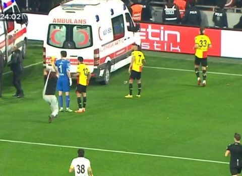 Türkiyədəki futbol matçında qapıçıya hücum oldu – Oyun yarımçıq qaldı