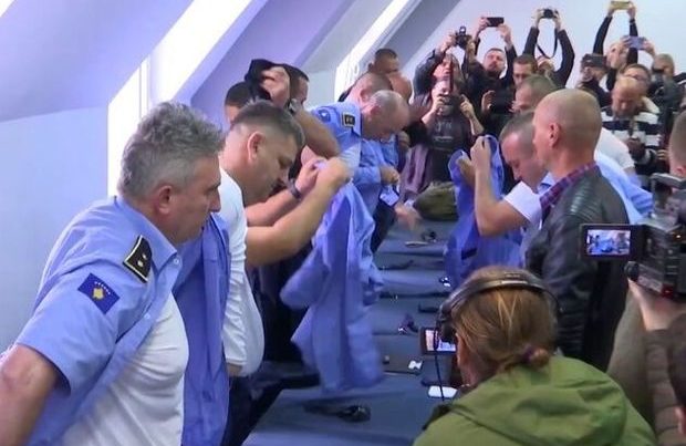 Kosovoda 300-dən çox serb polis istefa verdi Kosovoda 300-dən çox serb polis istefa verdi