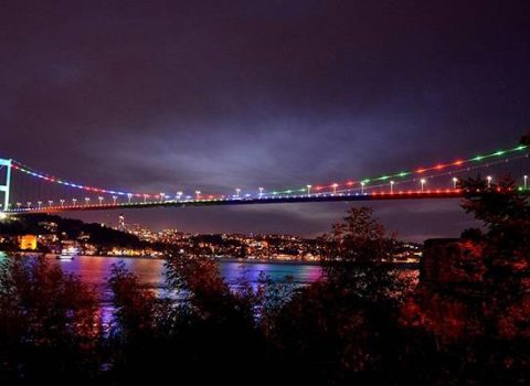 İstanbul körpüsü bayrağımızın rəngləri ilə işıqlandırıldı