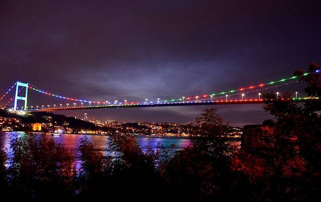 İstanbul körpüsü bayrağımızın rəngləri ilə işıqlandırıldı İstanbul körpüsü bayrağımızın rəngləri ilə işıqlandırıldı