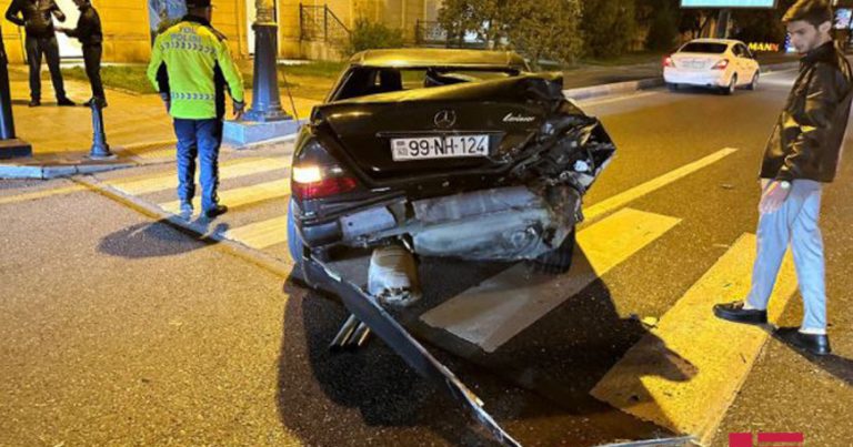 Bakıda piyadaya yol verən sürücü qəzaya uğradı – FOTO Bakıda piyadaya yol verən sürücü qəzaya uğradı – FOTO