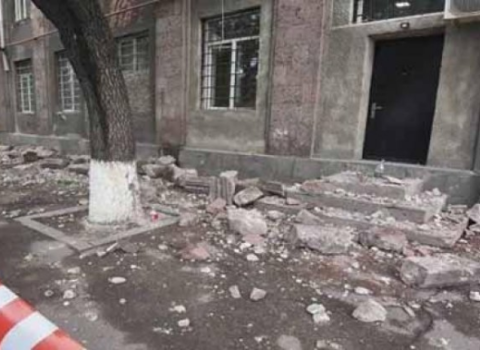 Tiflisdə yaşayış binası uçdu