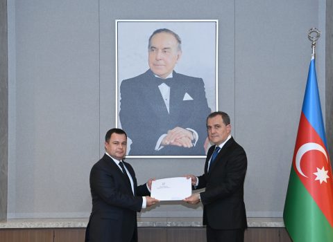 Nazir Moldova səfirinin etimadnaməsinin surətini qəbul etdi