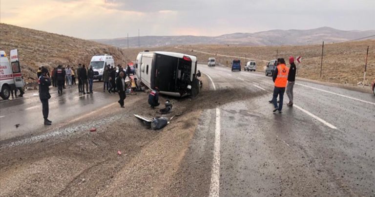 Türkiyədə avtobus aşdı – Ölən və yaralananlar var Türkiyədə avtobus aşdı – Ölən və yaralananlar var