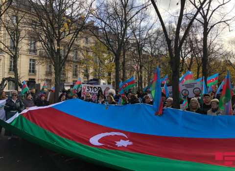 Fransa Milli Assambleyasının yaxınlığında Azərbaycan əleyhinə qətnaməyə etiraz olaraq aksiya keçirilir – VİDEO