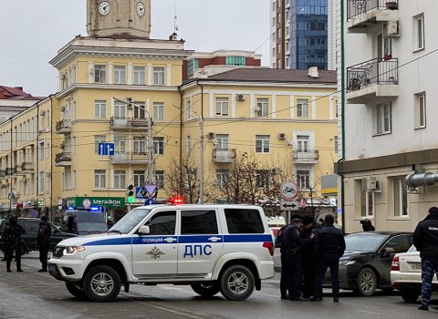 Qroznıda namaz qılan polis əməkdaşı bıçaqlanaraq ÖLDÜRÜLDÜ