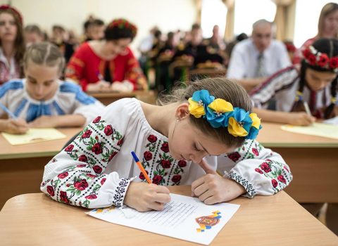 Kiyevdə məktəblərdə və uşaq bağçalarında rus dilinin tədrisi LƏĞV EDİLDİ