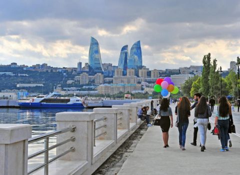 Piyada gəzməyin faydaları: İnsan bu yolla özünü və ətraf mühiti qoruyur – ARAŞDIRMA + FOTO