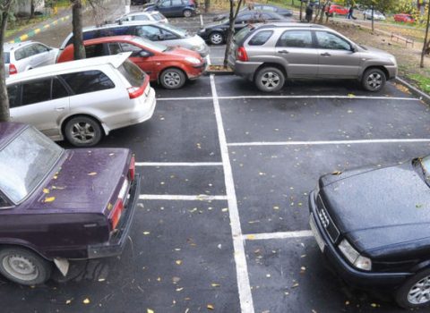 Bakıda maşını düzgün park etməyən sürücünü sakinlər cəzalandırdılar – FOTO