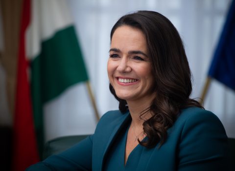 Macarıstan Prezidenti: “Ukraynadakı müharibəni dayandırmaq üçün 150 min səbəbimiz var”