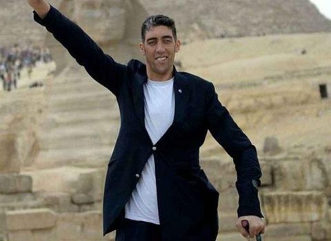 Dünyanın ən hündür adamı Rusiyada da istədiyini tapa bilmədi – FOTO