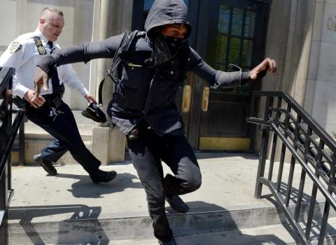 Şübhəli şəxs polisdən belə qaçdı – VİDEO