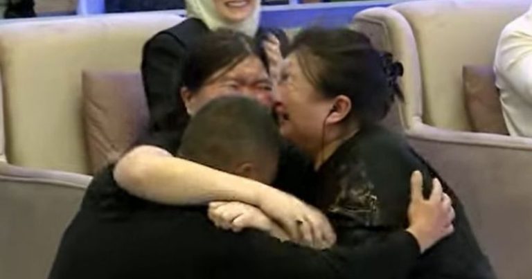 31 il sonra ana Vətən müharibəsi iştirakçısı olan oğluna qovuşdu – VİDEO 31 il sonra ana Vətən müharibəsi iştirakçısı olan oğluna qovuşdu – VİDEO