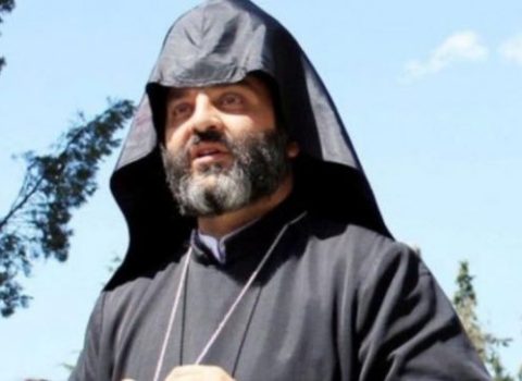 Erməni keşiş SAYAQLADI: “Bayrağımız yenidən Kəlbəcərdə, Araz vadilərində, Şuşa və Hadrutda dalğalanacaq”