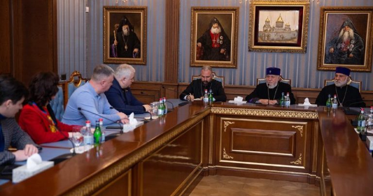 Bütün ermənilərin katolikosu Bakıya təzyiq məqsədilə Moskvadan kömək istəyir Bütün ermənilərin katolikosu Bakıya təzyiq məqsədilə Moskvadan kömək istəyir